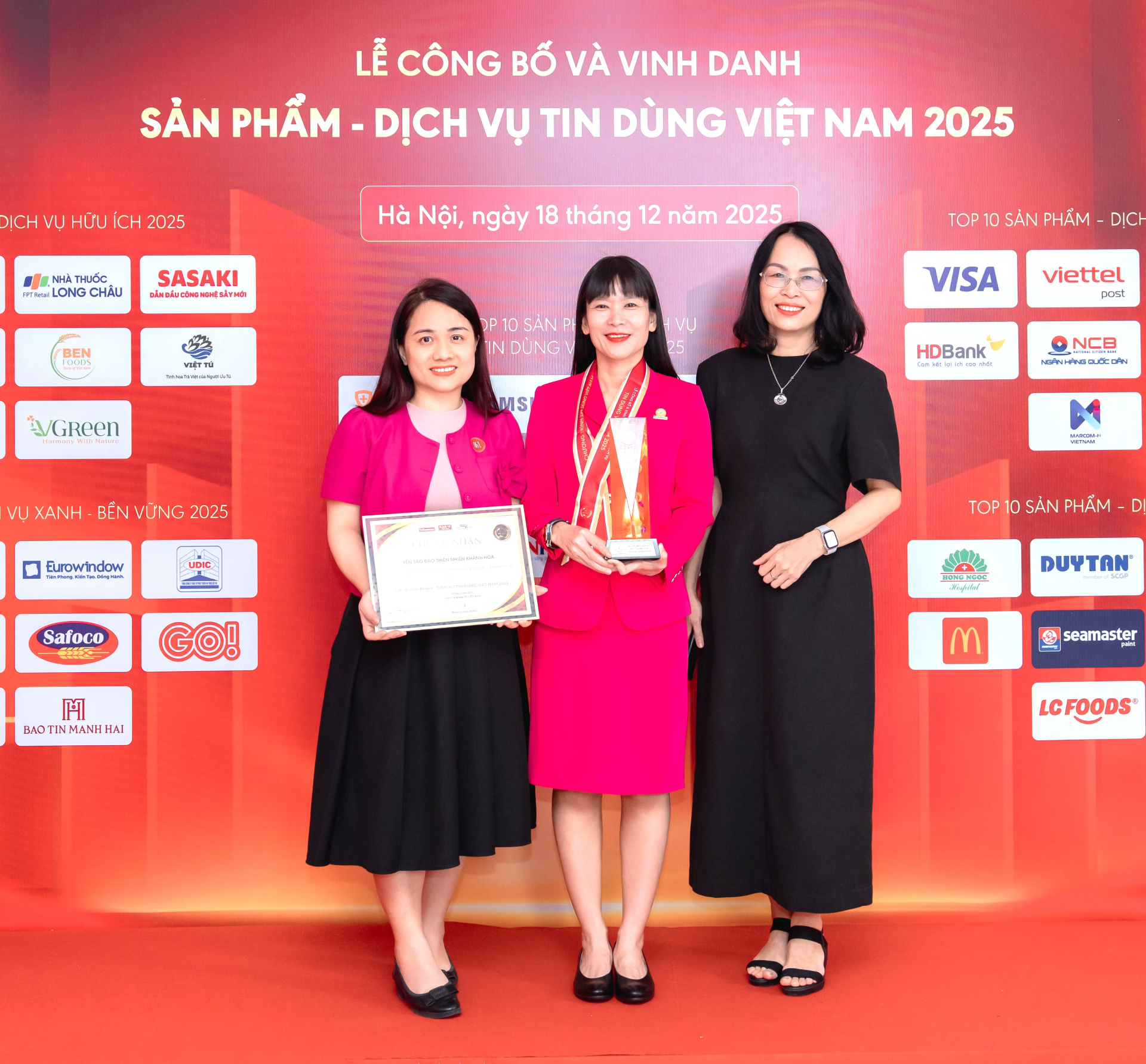 Kỷ niệm cùng các cộng sự tại Lễ công bố Top 10 Thương hiệu Sản phẩm-Dịch vụ Tin dùng Việt Nam 2025