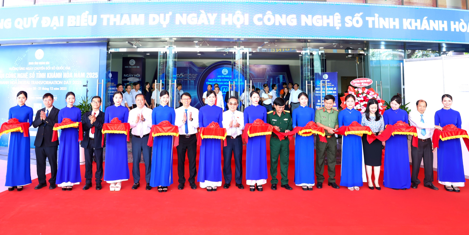 Lãnh đạo tỉnh và lãnh đạo các Sở, ban, ngành cắt băng khai mạc triển lãm tại Ngày hội Công nghệ số Khánh Hòa 2025