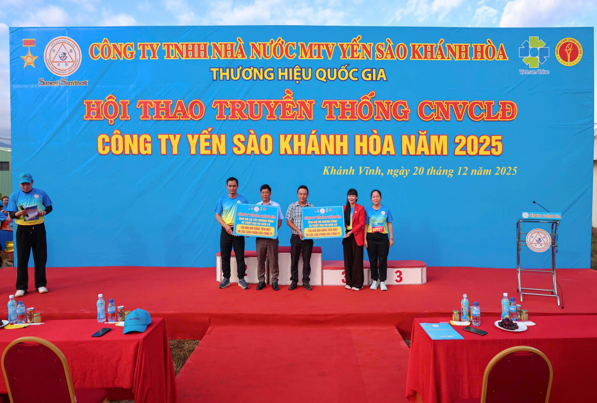 Công ty Yến sào Khánh Hòa tiếp tục ủng hộ đồng bào bị thiệt hại do bão lũ tại 2 xã Tây Khánh Vĩnh và Khánh Vĩnh, mỗi xã 150 triệu đồng