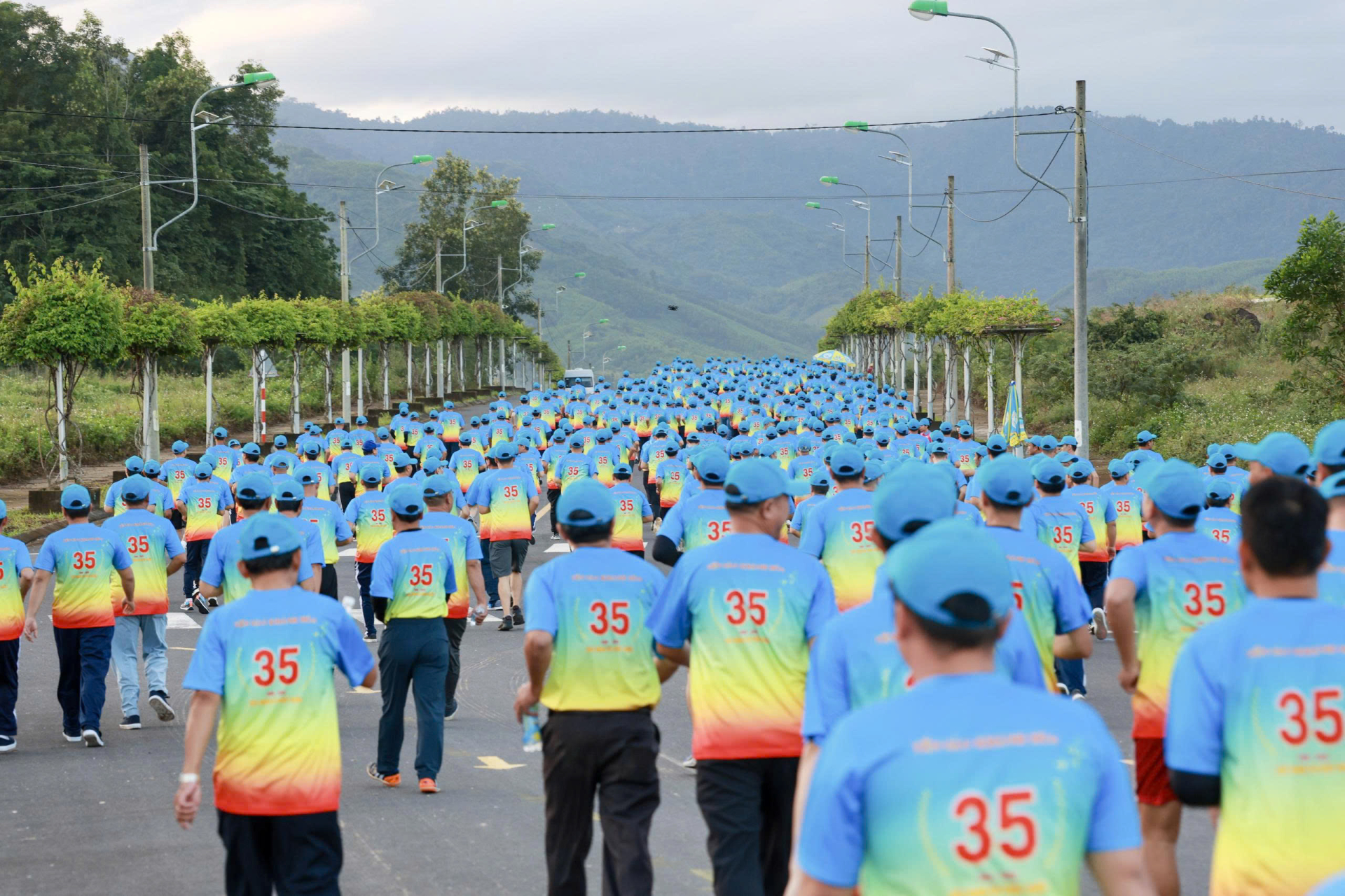 Hàng ngàn người lao động Công ty Yến sào Khánh Hòa tham gia chạy việt dã