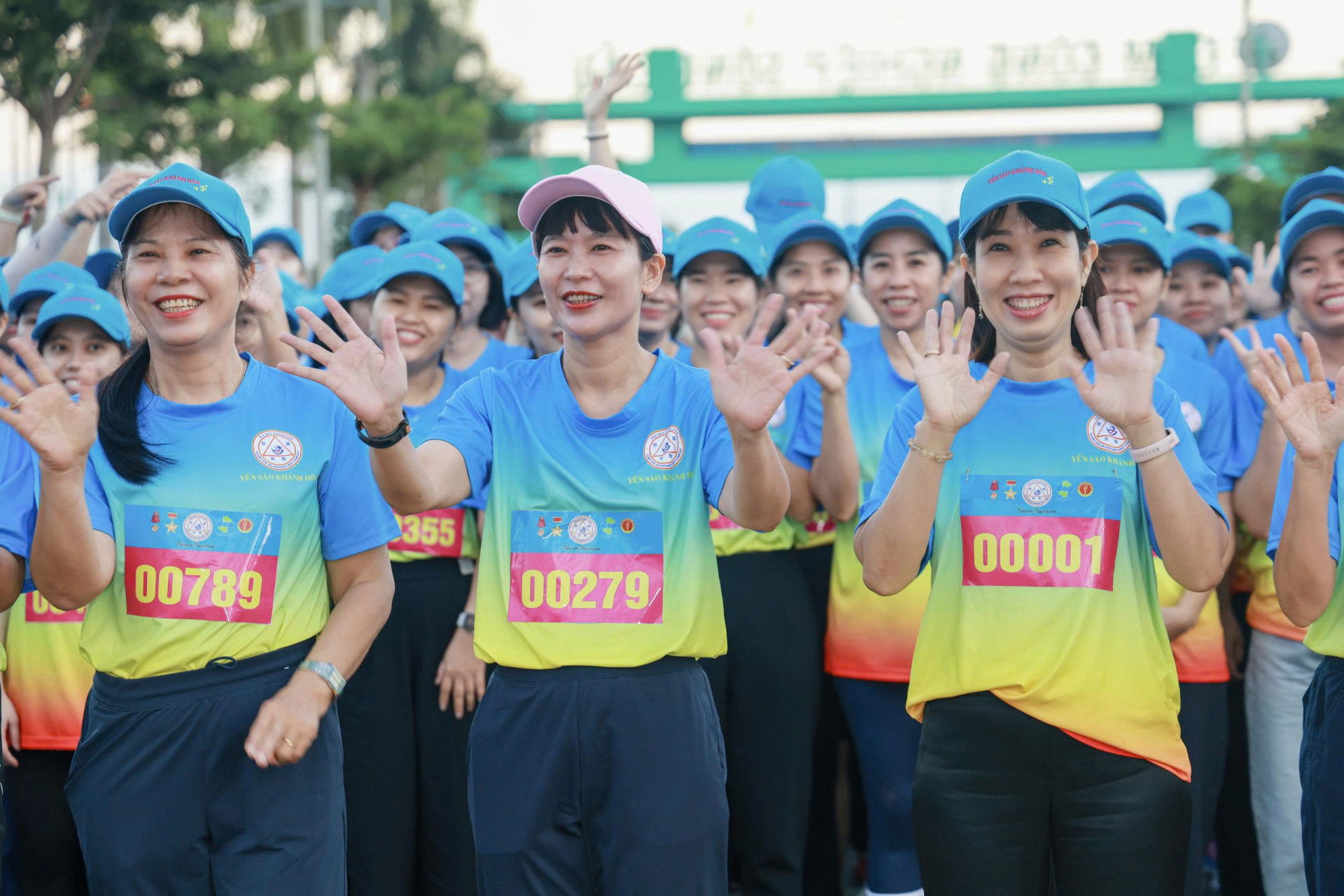 Khí thế trước giờ xuất phát của ban lãnh đạo Công ty Yến sào Khánh Hòa cũng hàng ngàn vận động viên