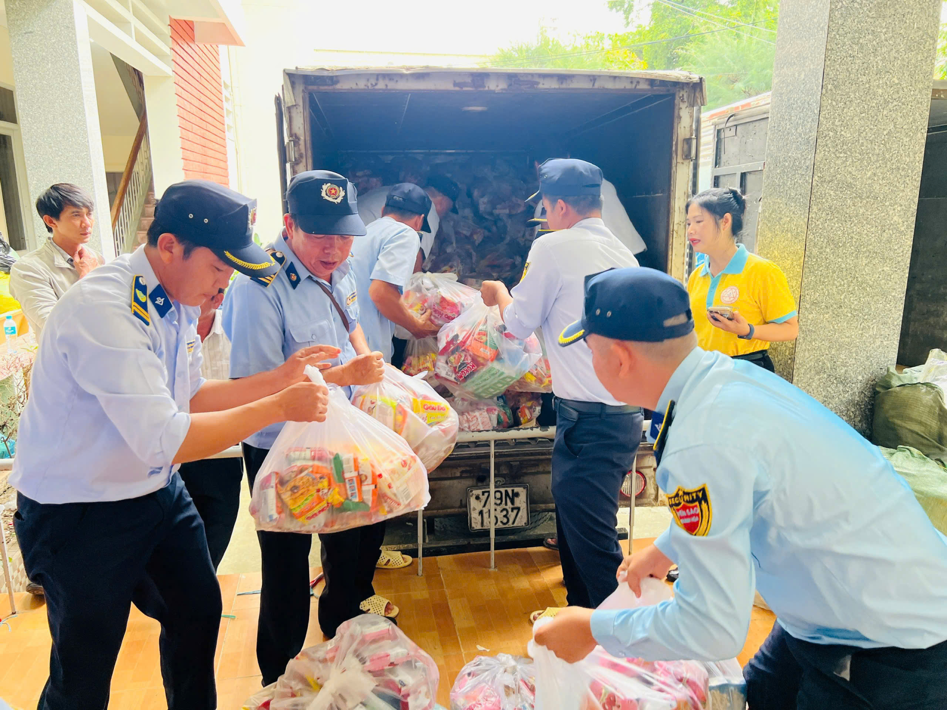 Ngoài tiếp ứng lực lượng cứu hộ người dân vùng lũ trong ngày 20,21 tháng 10, Công ty Yến sào Khánh Hòa còn tổ chức hỗ trợ lương thực, thực phẩm và nước kịp thời đến hàng ngàn hộ dân ngay sau khi nước lũ rút