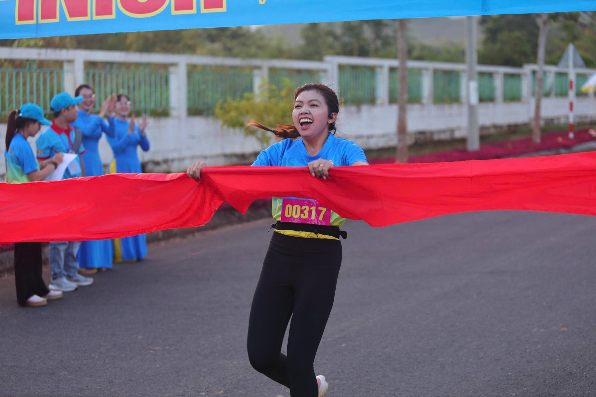 Nữ công nhân yến sào với niềm vui về đích tại Hội thao