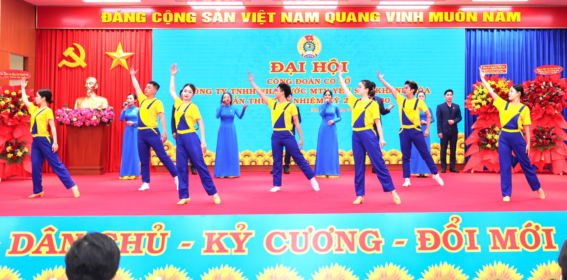 Tiết mục chào mừng Đại hội Công đoàn Công ty của người lao động Yến sào Khánh Hòa