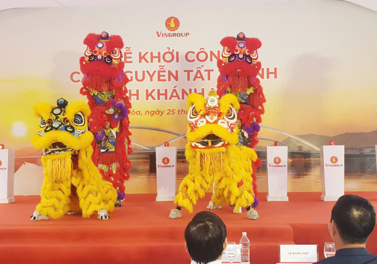 Biểu diễn múa lân truyền thống tại lễ khởi công cầu Nguyễn Tất Thành