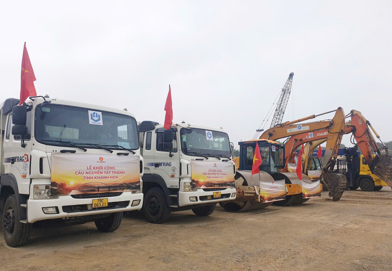 Thiết bị cơ giới đã sẵn sàng tại lễ khởi công