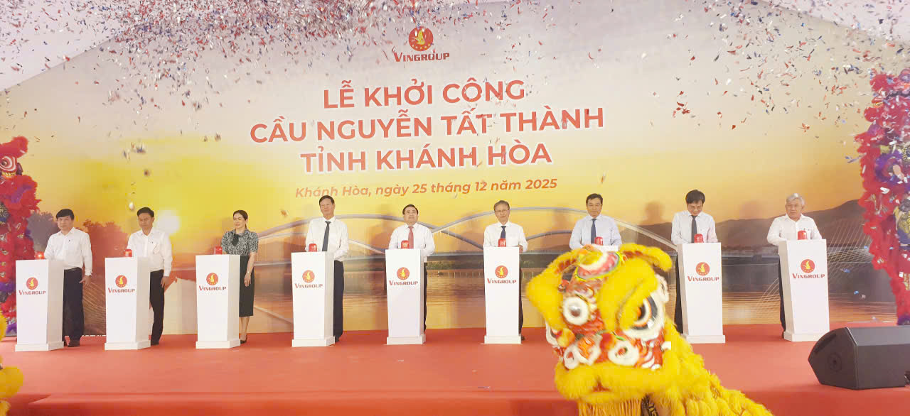 Các vị lãnh đạo tỉnh và lãnh đạo Tập đoàn Vingroup, lãnh đạo Công ty Cổ phần Vinhome cùng thực hiện nghi thức bấm nút khởi công