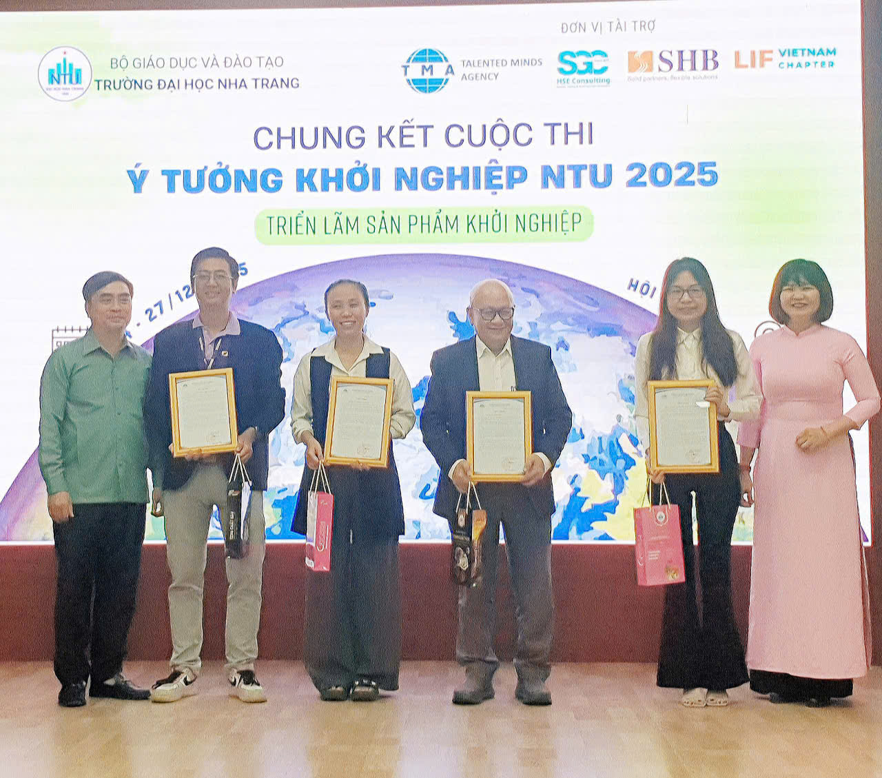 Ban Tổ chức Cuộc thi đại diện lãnh đạo NTU tặng quà tri ân nhà tài trợ.