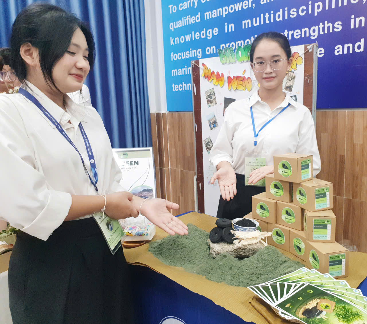 Các nữ sinh viên NTU giới thiệu ý tưởng dự thi đạt giải Ba 