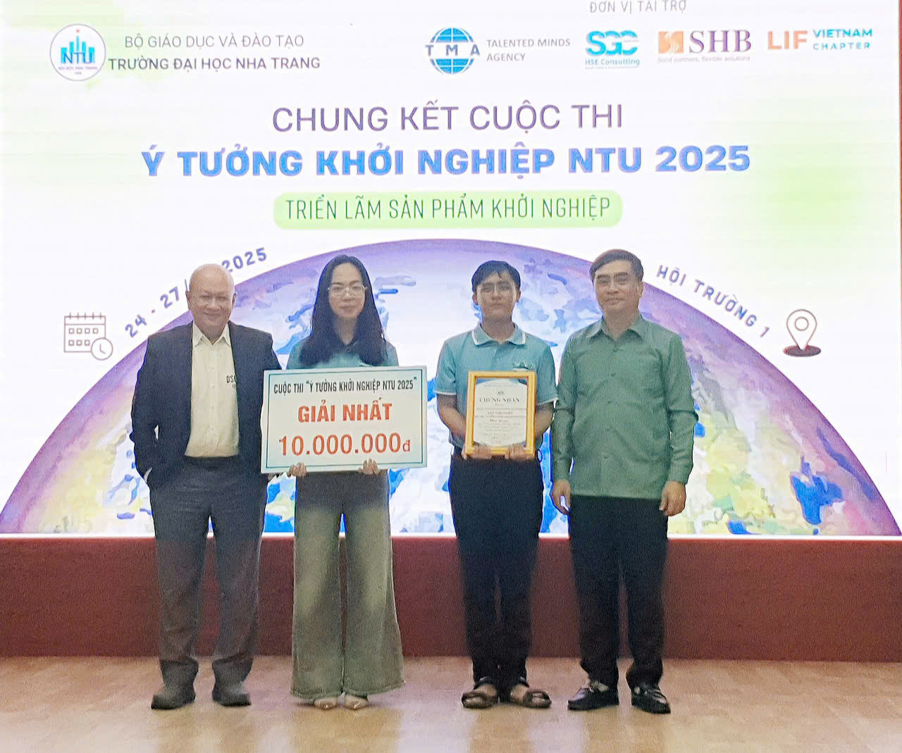 GS.TS. Phạm Quốc Hùng, Phó Hiệu trưởng NTU (phải) và TS.David Nghiêm, Công ty TMA (trái) trao giải Nhất cuộc thi với ý tưởng Nước uống dinh dưỡng TUNADRINK.