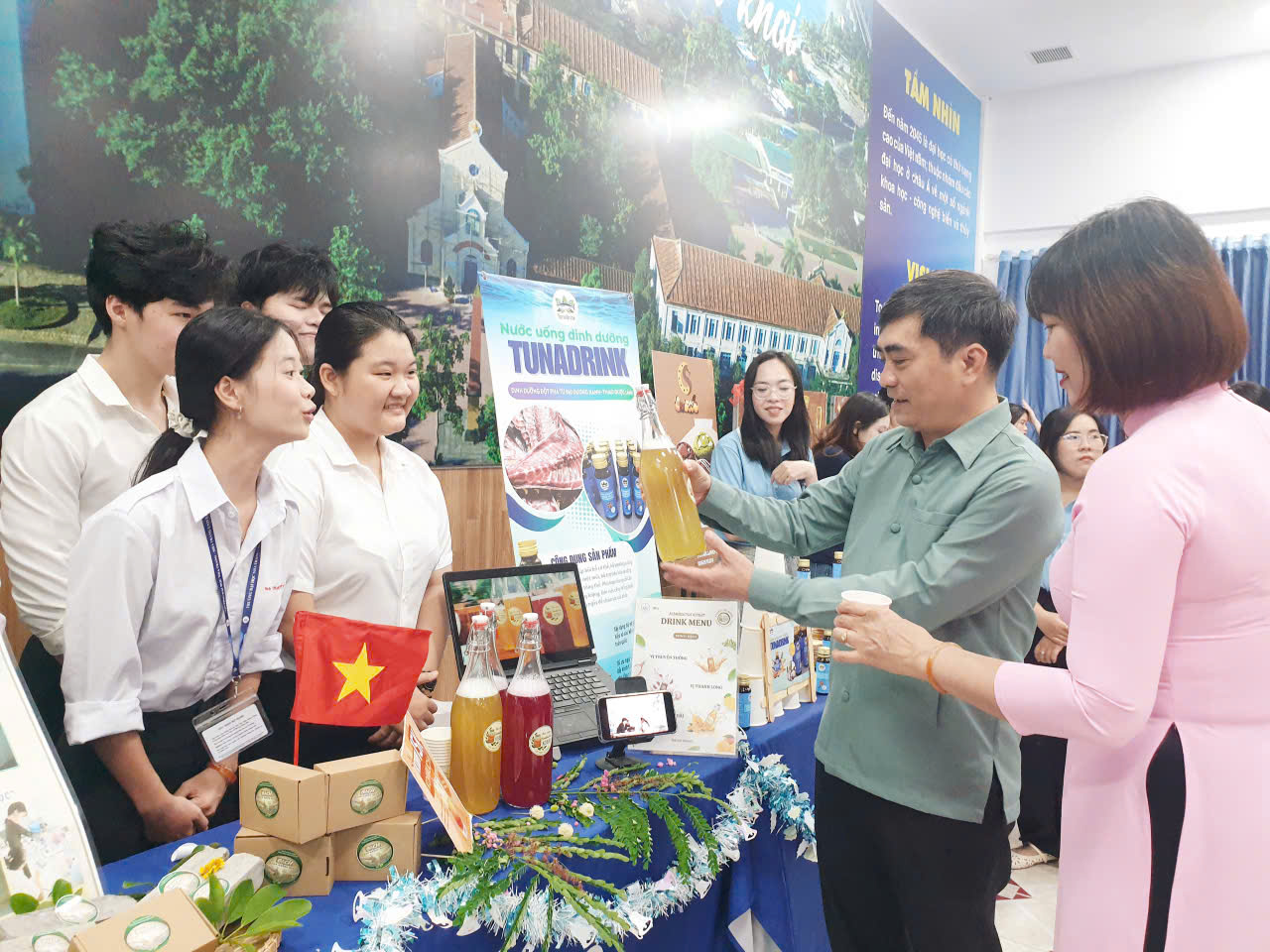 GS.TS.Phạm Quốc Hũng, Phó Hiệu Trưởng NTU tham quan từng sản phẩm ý tưởng sáng tạo tham dự thi của sinh viên.