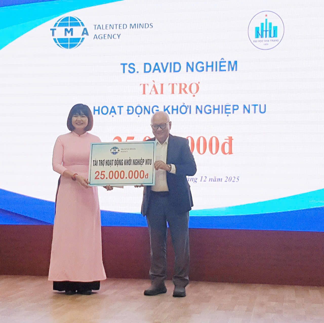 TS.David Nghiêm, Công ty TMA trao tặng Cuộc thi 25 triệu đồng.
