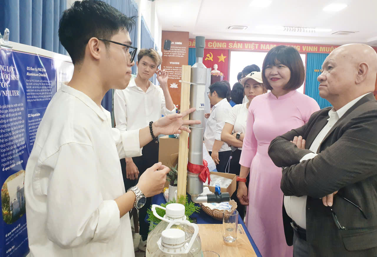 TS.David Nghiêm, doanh nhân, nhà tài trợ, Công ty TMA đang nghe nhóm ý tưởng 