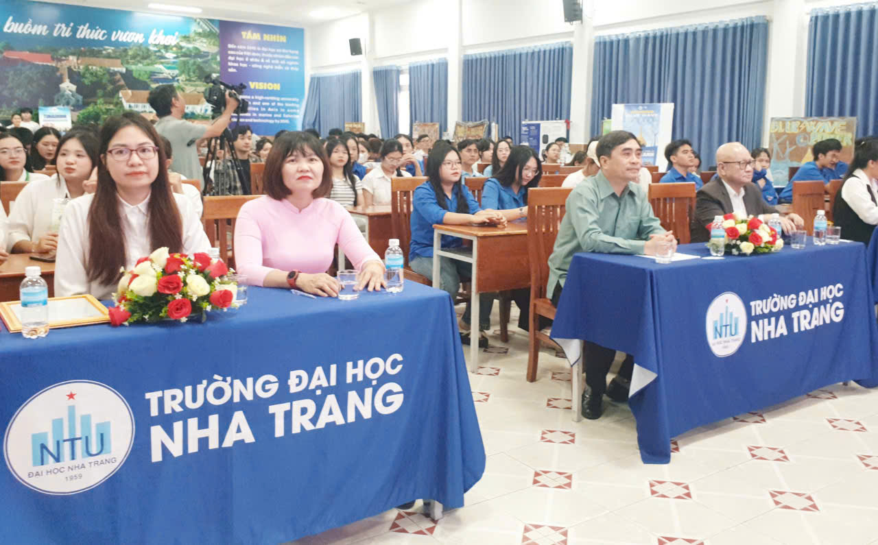 Niềm phấn khởi, tự hào của mọi thành viên tham dự cuộc thi trước giờ trao giải.