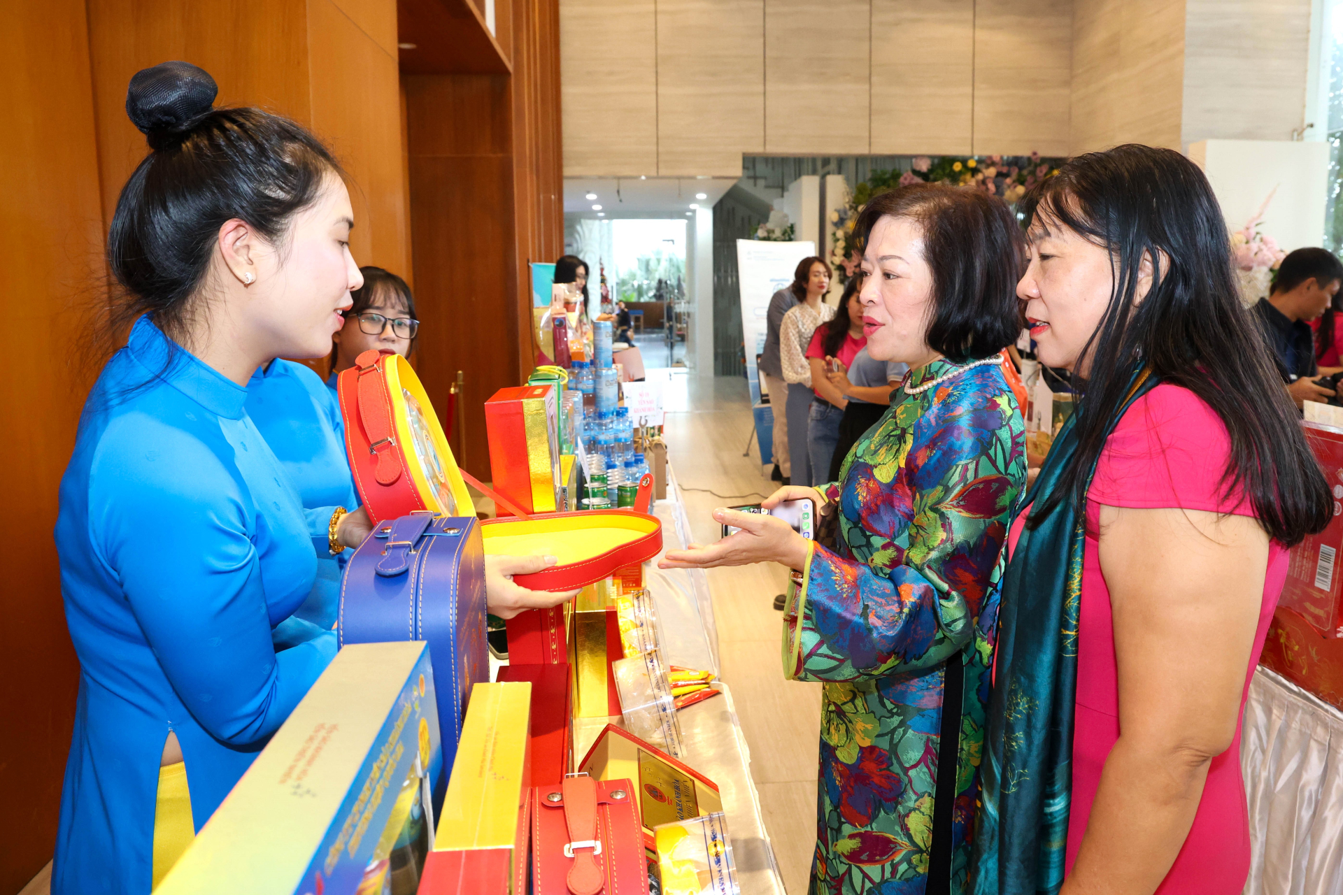 Các đại biểu doanh nhân tham quan gian hàng trưng bày hàng quà Tết của Công ty Yến sào Khánh Hòa