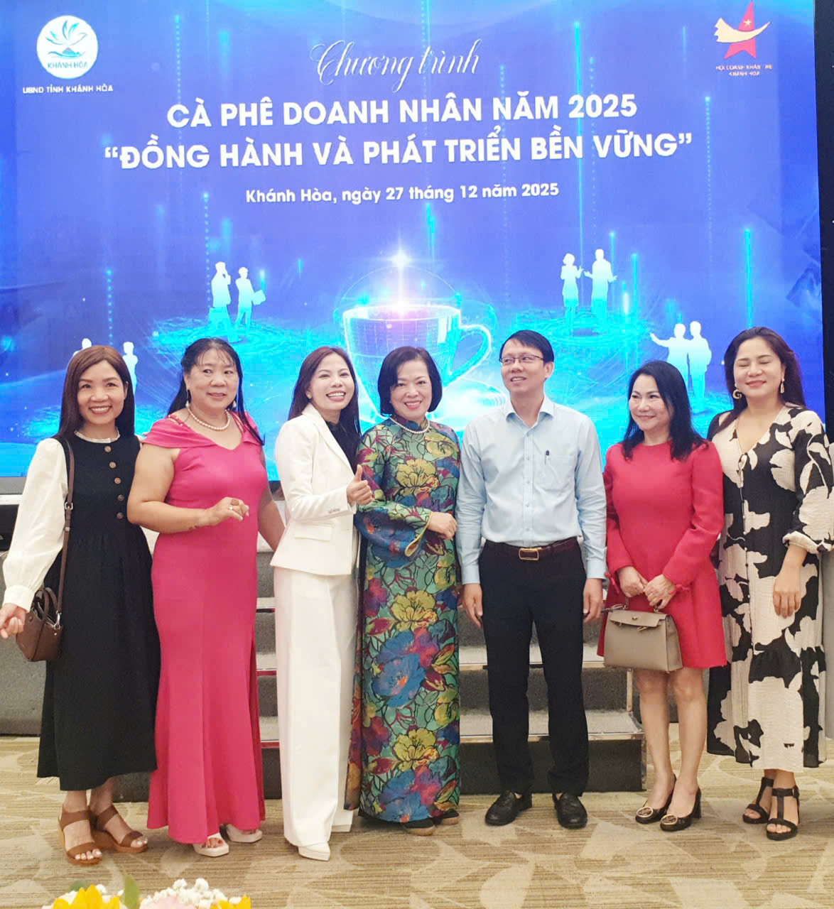 Các nữ doanh nhân xuất sắc chụp hình lưu niệm cùng lãnh đạo tỉnh