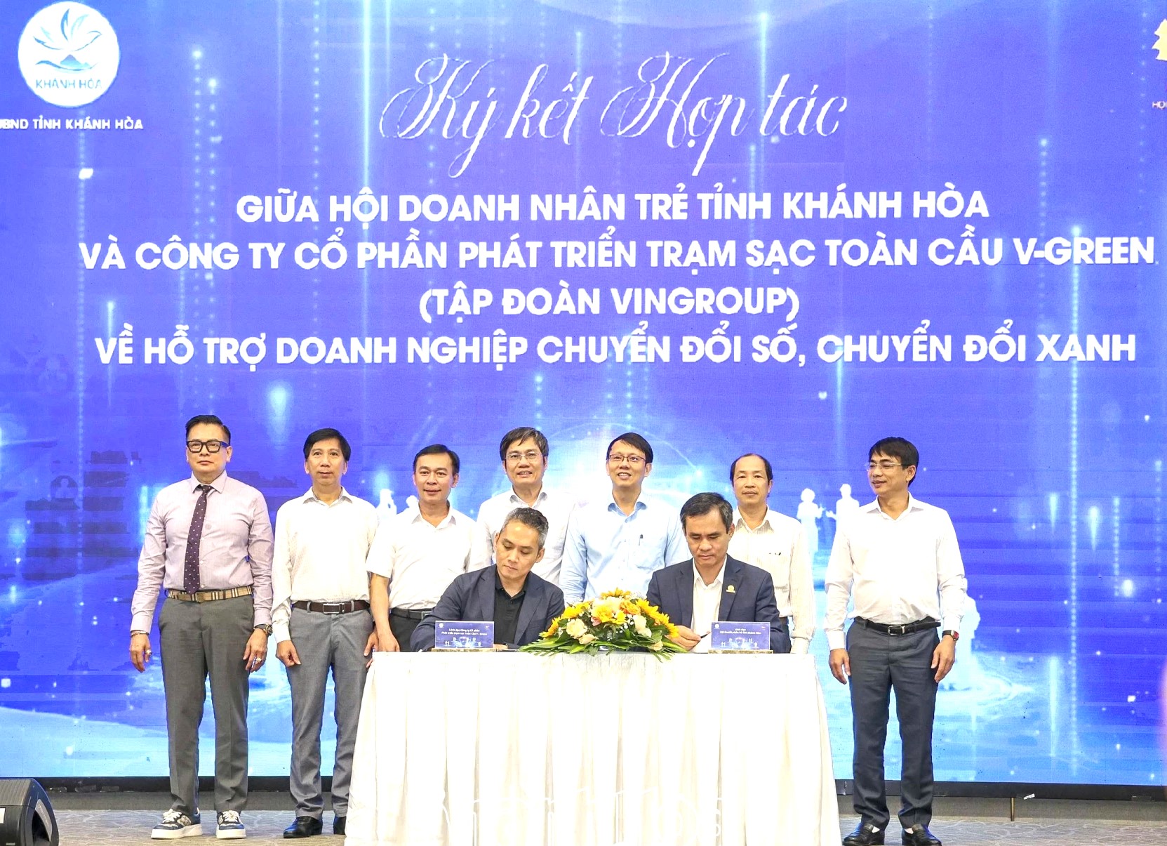 Ký kết hợp tác giữa Hội Doanh Nhân Trẻ Khánh Hòa với Tập đoàn Vingroup Công ty Cổ phần Phát triển Trạm sạc Toàn cầu V-GREEN).