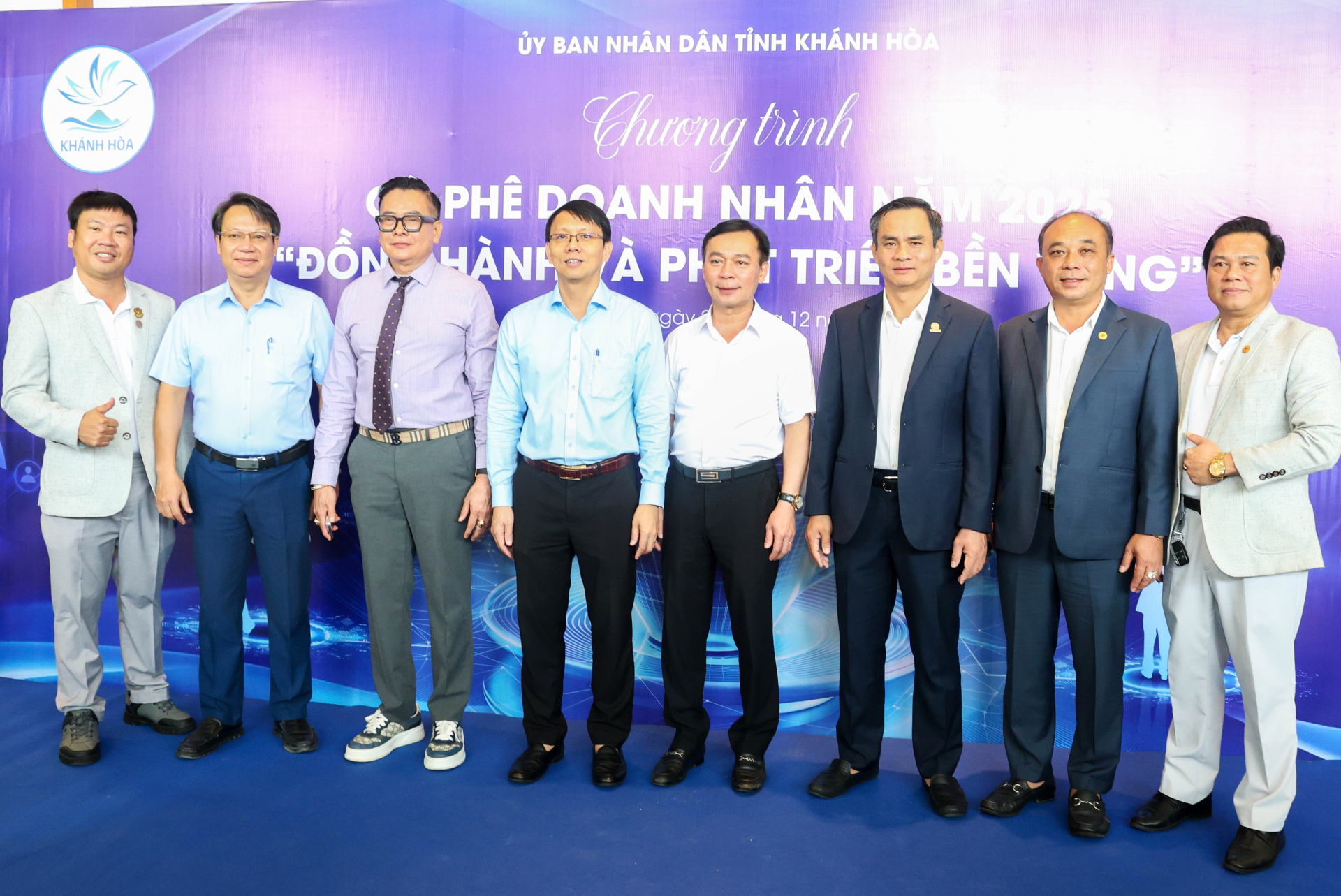 Lãnh đạo Chính quyền, Sở Công Thương và BCH Hội Doanh Nhân Trẻ Khánh Hòa, cùng nhà đầu tư chụp hinh lưu niệm trong Chương trình Cà phê Doanh nhân năm 2025.