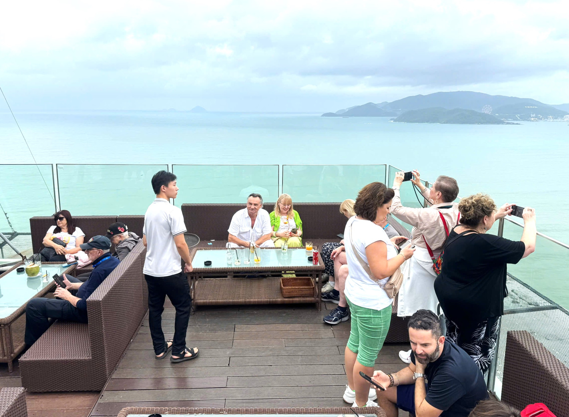 Du khách quốc tế ngắm vịnh Nha Trang- Một trong những vịnh đẹp nhất thế giới