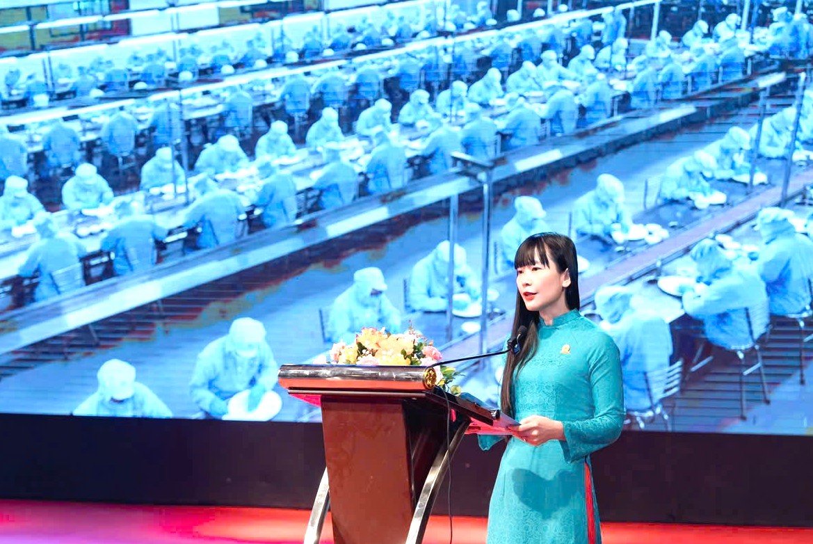 Bà Trịnh Thị Hồng Vân- Chủ tịch HĐTV Công ty Yến sào Khánh Hòa vinh dự đại diện 20 DN lên phát biểu tại buổi lễ vinh danh