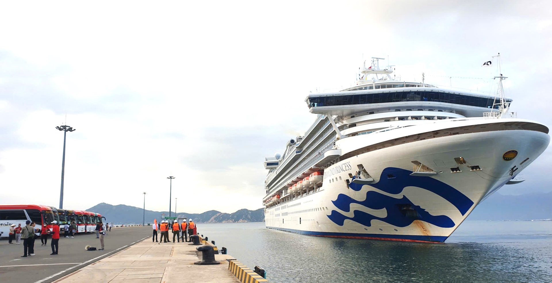 Tàu biển mang tên Diamond Princess đang cập cảng Cam Ranh với 2.600 du khách Mỹ, Canada,...