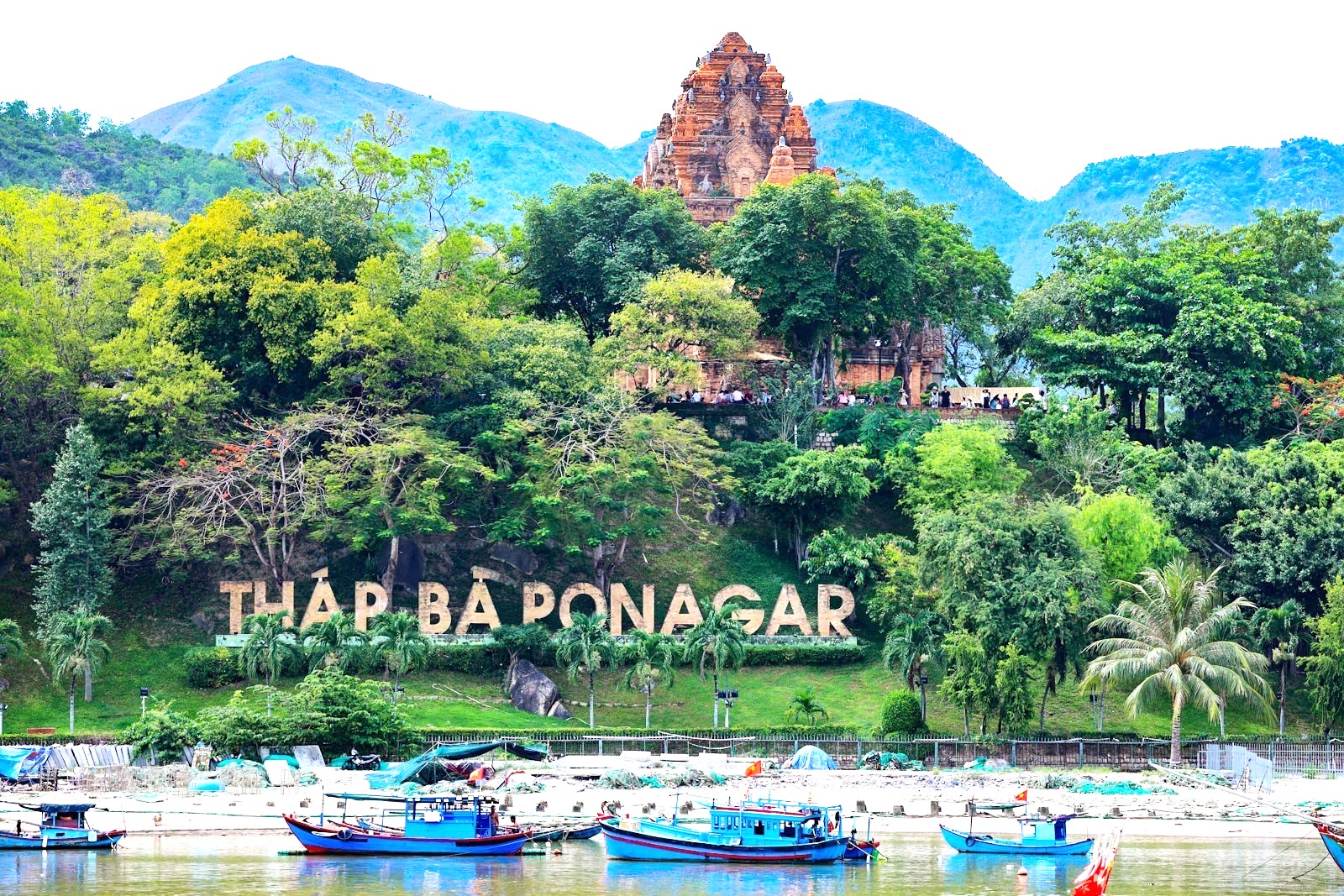 Tháp Bà Ponagar Nha Trang- Danh lam được xếp hạnh Di tích Quốc Gia luôn là nơi thu hút đông du khách trong, ngoài nước tham quan