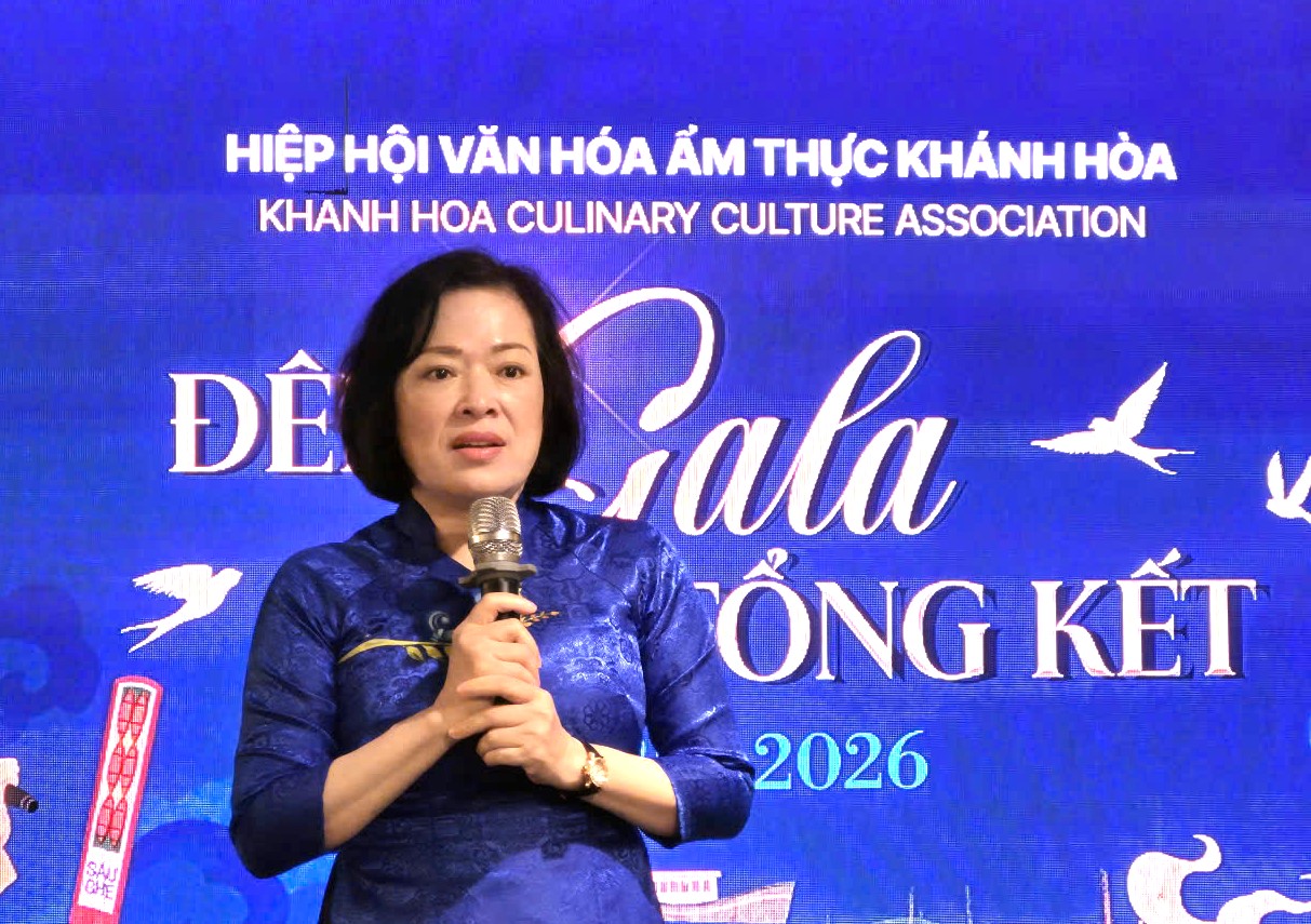 Bà Lê Thị Hồng Minh- hân hoan phát biểu trong đêm gala tổng kết 2025 Tri ân và Gặp mặt