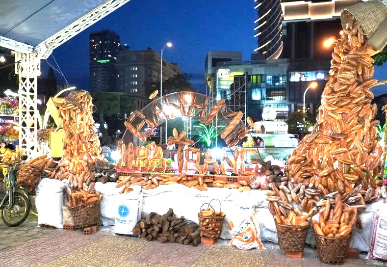 Tác phẩm văn hóa ẩm thực của KCCA được Xác lập kỷ lục Việt Nam Thác bánh mì lớn nhất Việt Nam