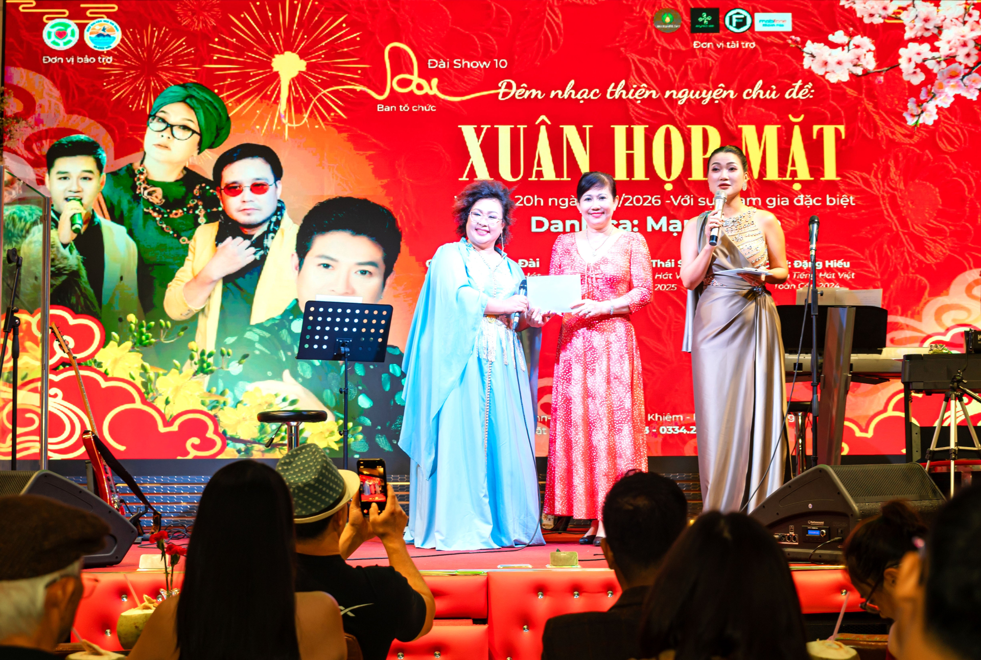 Bà Huỳnh Thị Xuân Dung (giữa)- đại diện Hội bảo trợ bệnh nhân nghèo, người khuyết tật và quyền trẻ em tỉnh Khánh Hòa trao quà ủng hộ chương trình của ca sĩ Phương Đài