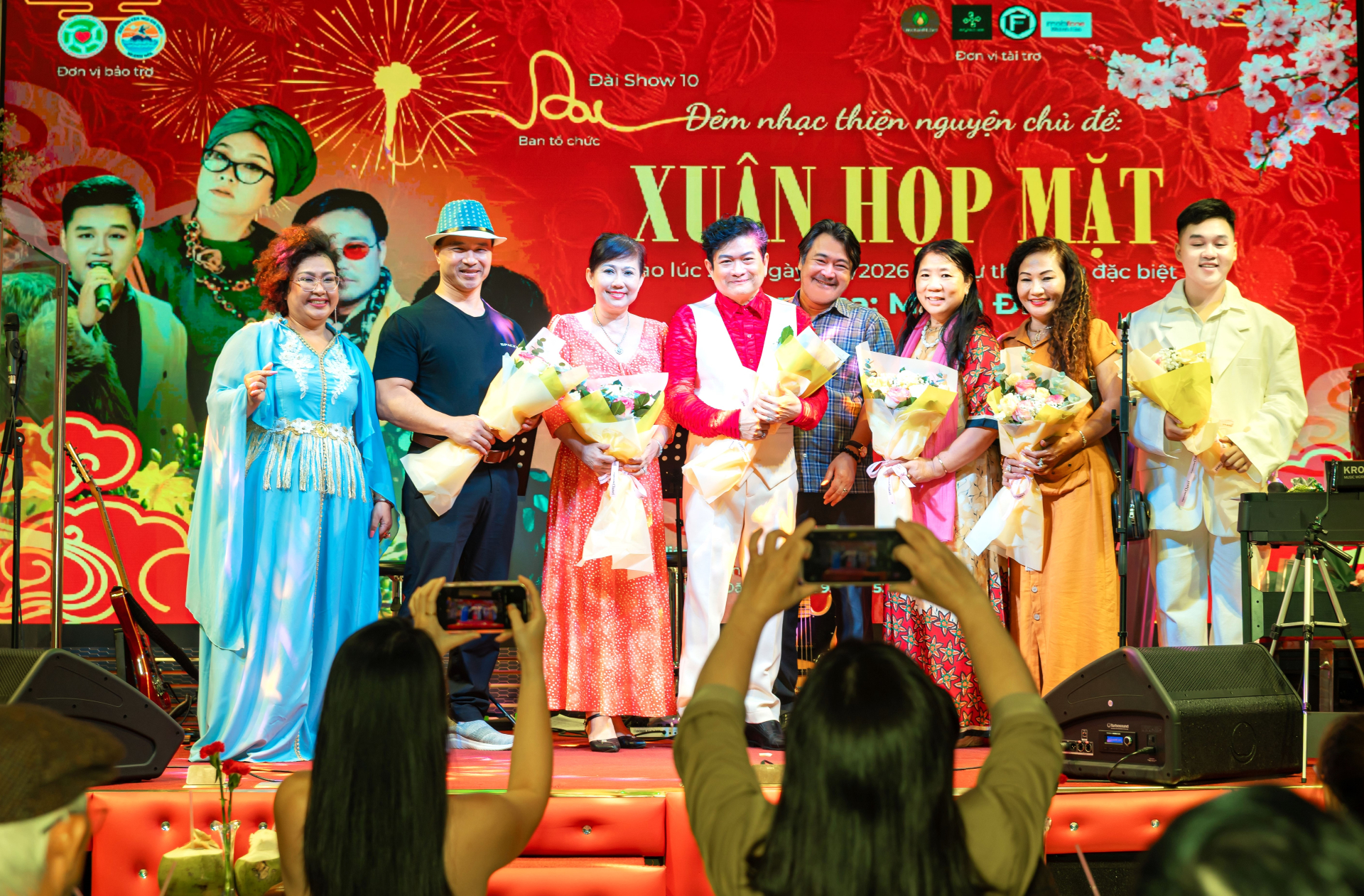 Ca sĩ Phương Đài (trái), ca sĩ Mạnh Đình (giữa) cùng những bạn đồng hành chương trình