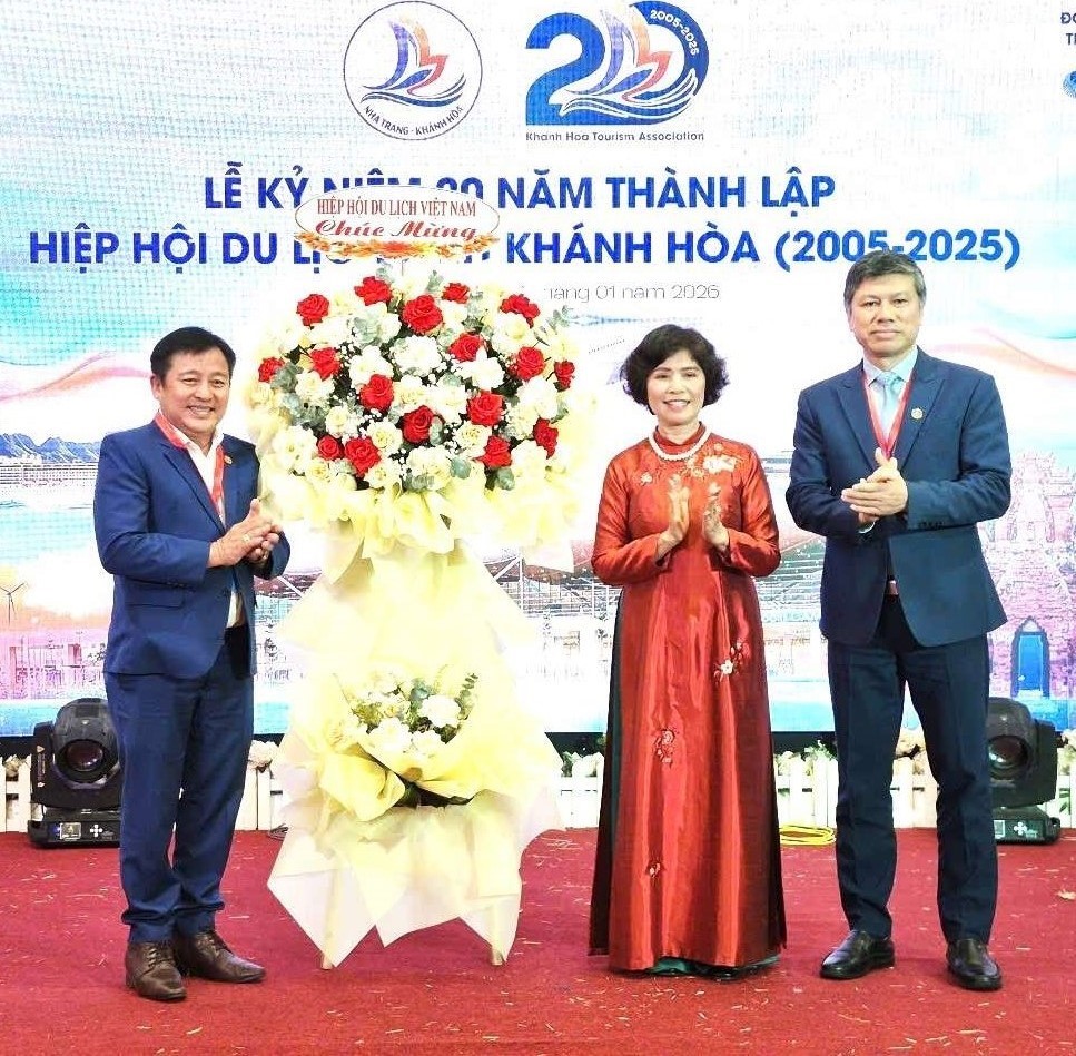 Bà Cao Thị Ngọc Lan, Phó Chủ tịch Thường trực Hiệp hội Du lịch Việt Nam tặng hoa chúc mừng 20 năm thành lập Hiệp hội Du lịch Khánh Hòa.