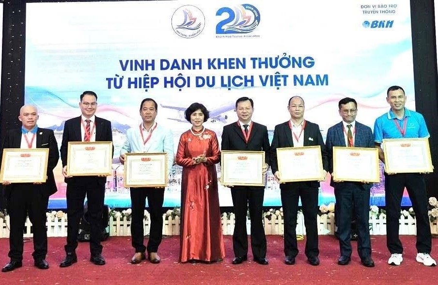 Bà Cao Thị Ngọc Lan, Phó Chủ tịch Thường trực Hiệp hội Du lịch Việt Nam trao bằng khen cho các đơn vị có nhiều thành tích xuất sắc.