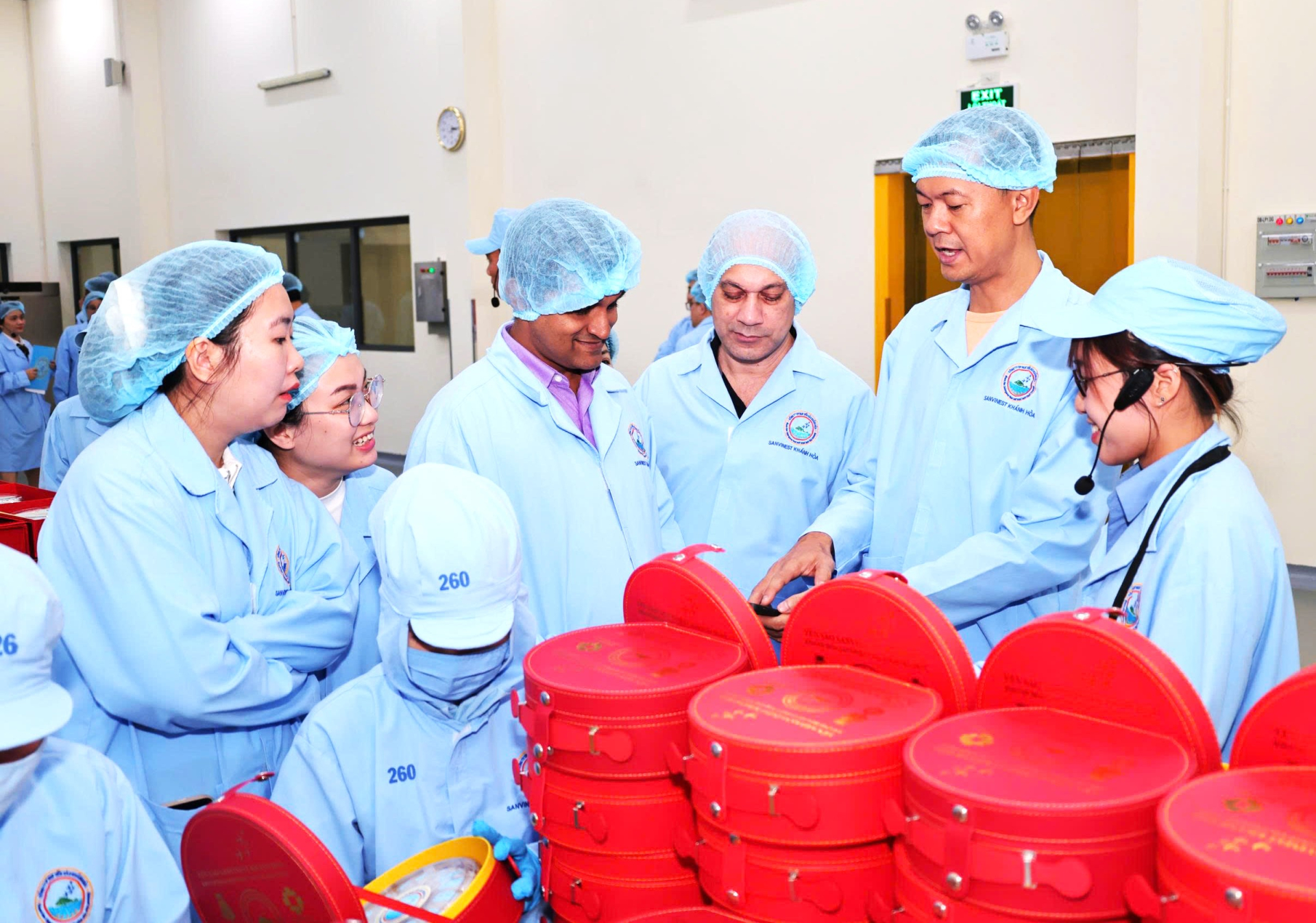 Các đại biểu cơ quan chức năng thẩm định quốc tế đang quan sát sản phẩm quà Tết của Yến sào Khánh Hòa