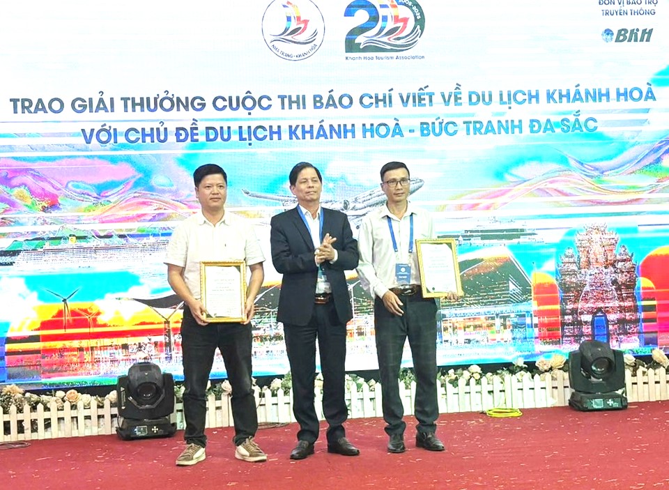 Các tác giả nhận giải Ba Cuộc thi Báo chí và Video clip về Du lịch Khánh Hòa- năm 2025