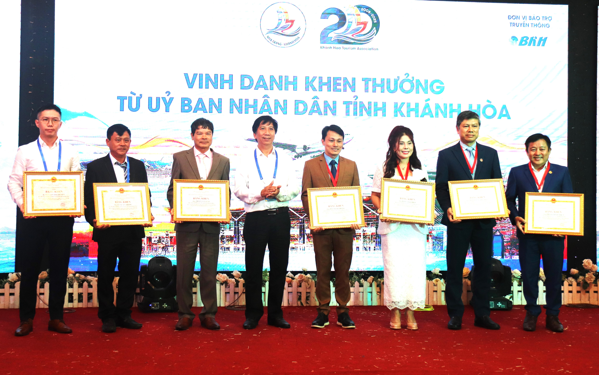 Đại diện UBND tỉnh Khánh Hòa trao Bằng khen cho các cá nhân có thành tích xuất sắc.