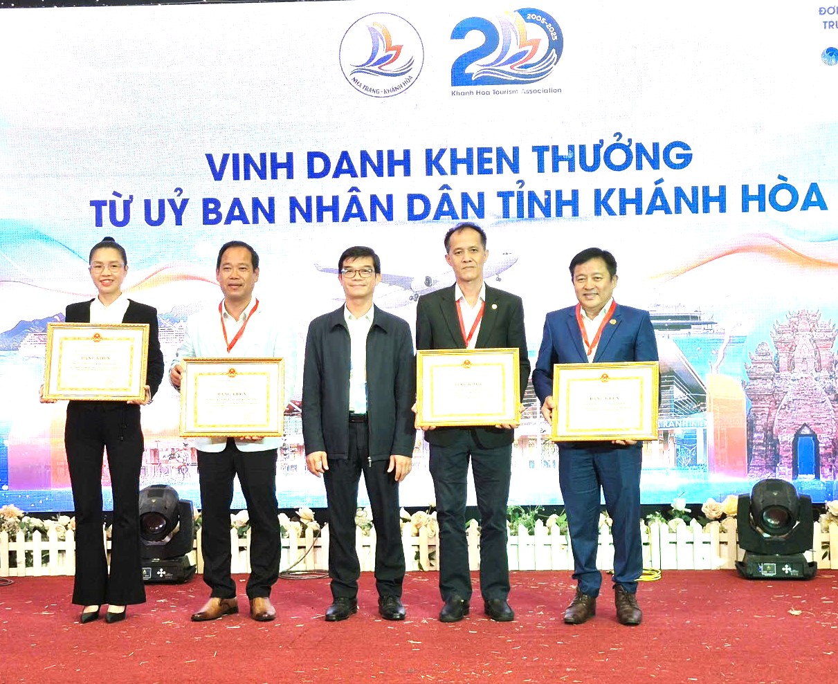 Đại diện UBND tỉnh Khánh Hòa trao bằng khen cho những tập thể xuất sắc nhân dịp lễ kỷ niệm.