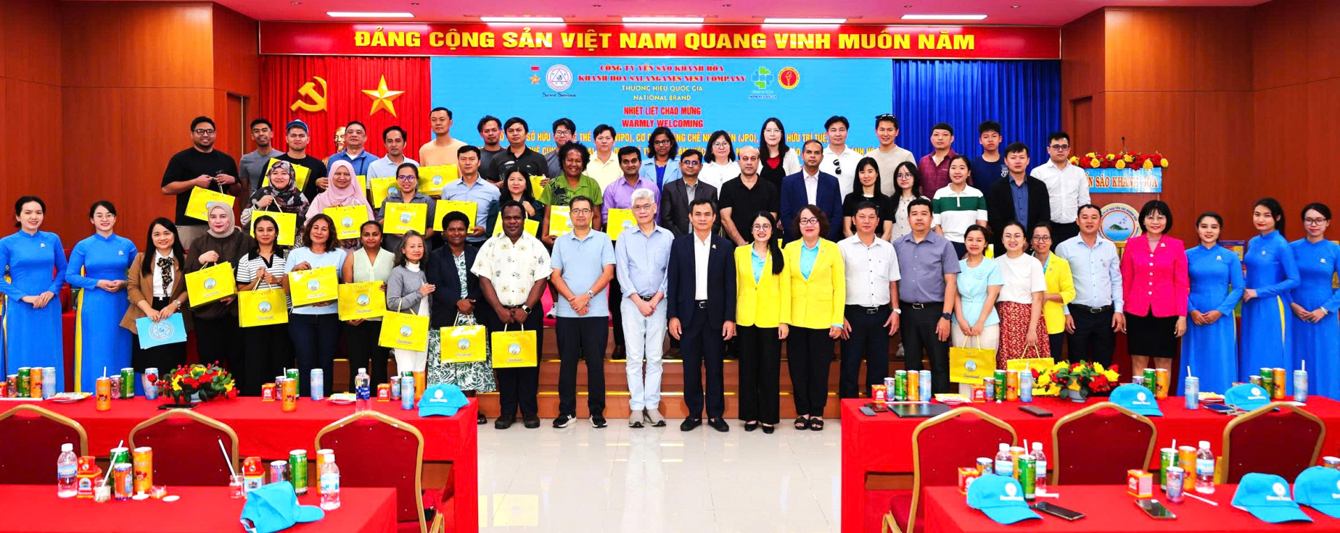 Yến sào Khánh Hòa đón tiếp và lưu lại kỷ niệm cùng đoàn