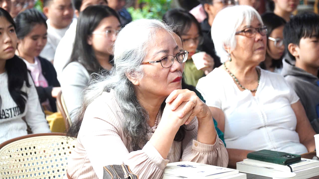 Du khách lớn tuổi cũng như bạn đọc trẻ tuổi đều chăm chú lắng nghe chia sẻ của tác giả