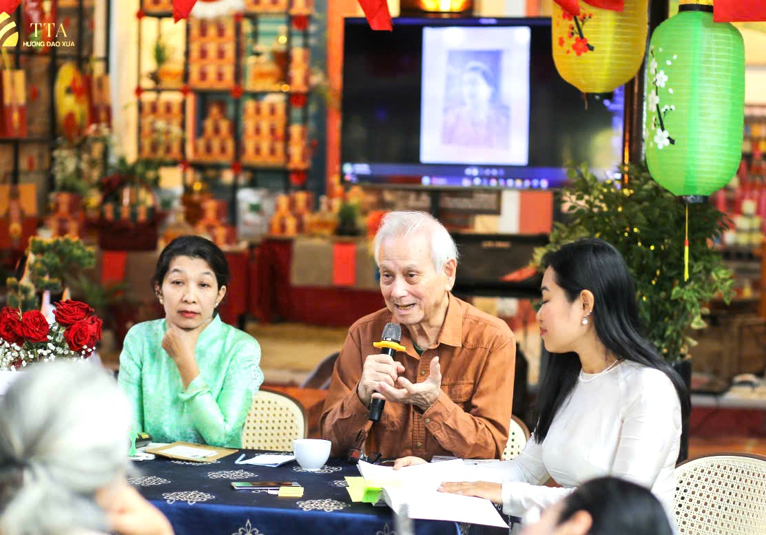 Hai tác giả đang giao lưu cùng đọc giả