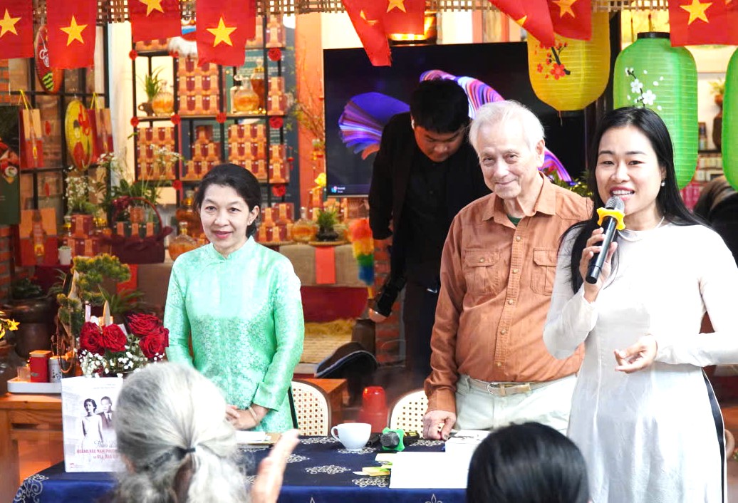 Hai tác giả, TS. Văn chương Pháp, Vĩnh Đào (giữa) và Cử nhân Xã hội học Nguyễn Thị Thanh Thúy (áo dài xanh, bên trái) tại buổi giao lưu