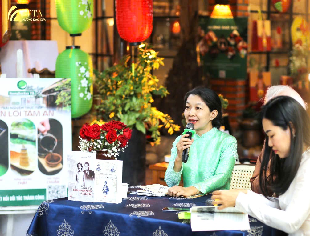 Tác giả, Cử nhân Xã hội học Nguyễn Thị Thanh Thúy trân trọng trả lời từng câu hỏi của các bạn đọc giả