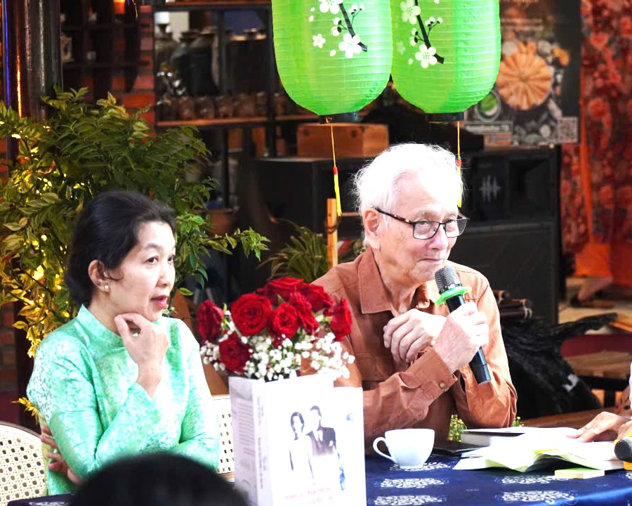 Tiến sĩ Văn chương Pháp- Vĩnh Đào (phải), hậu duệ triều Nguyễn trở về từ Pháp