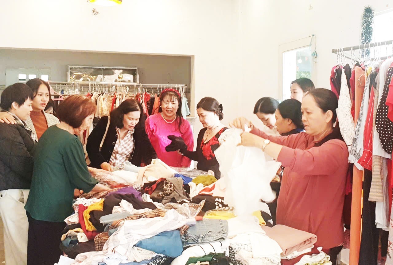 Các chị say sưa lựa chọn