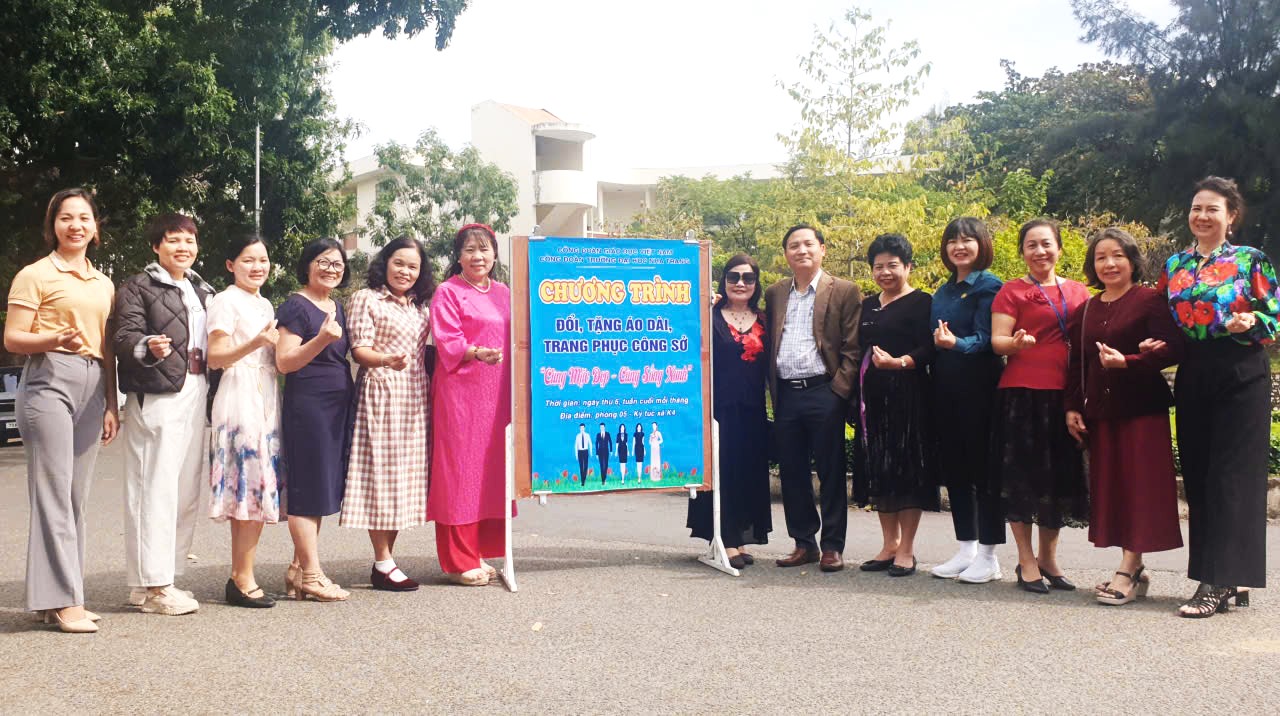 Đại diện BCH Công đoàn NTU chụp ảnh lưu niệm cùng chị em Chi hội Nữ Trí thức Khánh Hòa