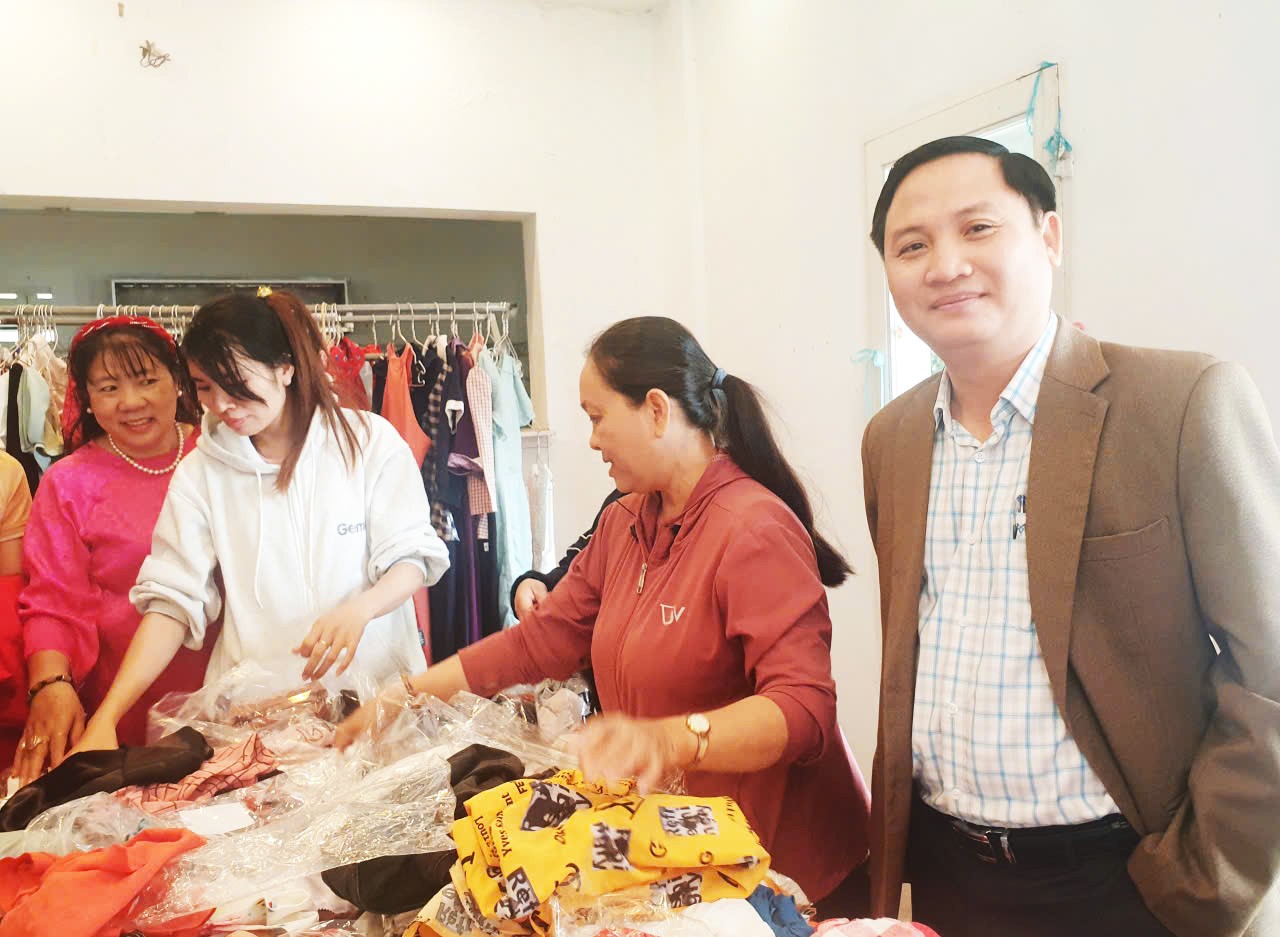 Ông Đỗ Quốc Việt- Phó Chủ tịch Công đoàn NTU vui mừng với hoạt động ý nghĩa này