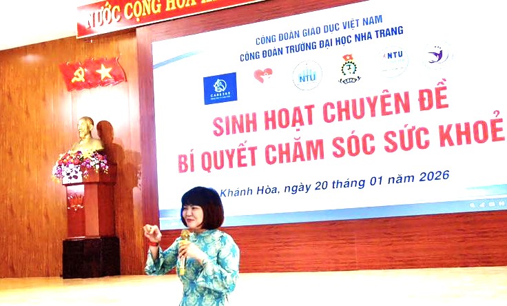 TS.Mỹ Hạnh chia sẻ nhiều kỹ năng, kiến thức bổ ích mà cô đã ứng dụng hiệu quả tại buổi sinh hoạt chuyên đề