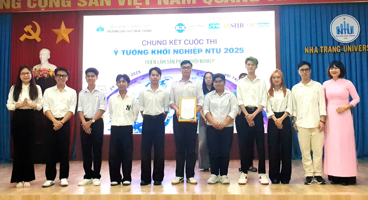 TS.Mỹ Hạnh (áo dài hồng)- Phó Ban tổ chức Hội thi Ý tưởng khởi nghiệp NTUsinh viên 2025