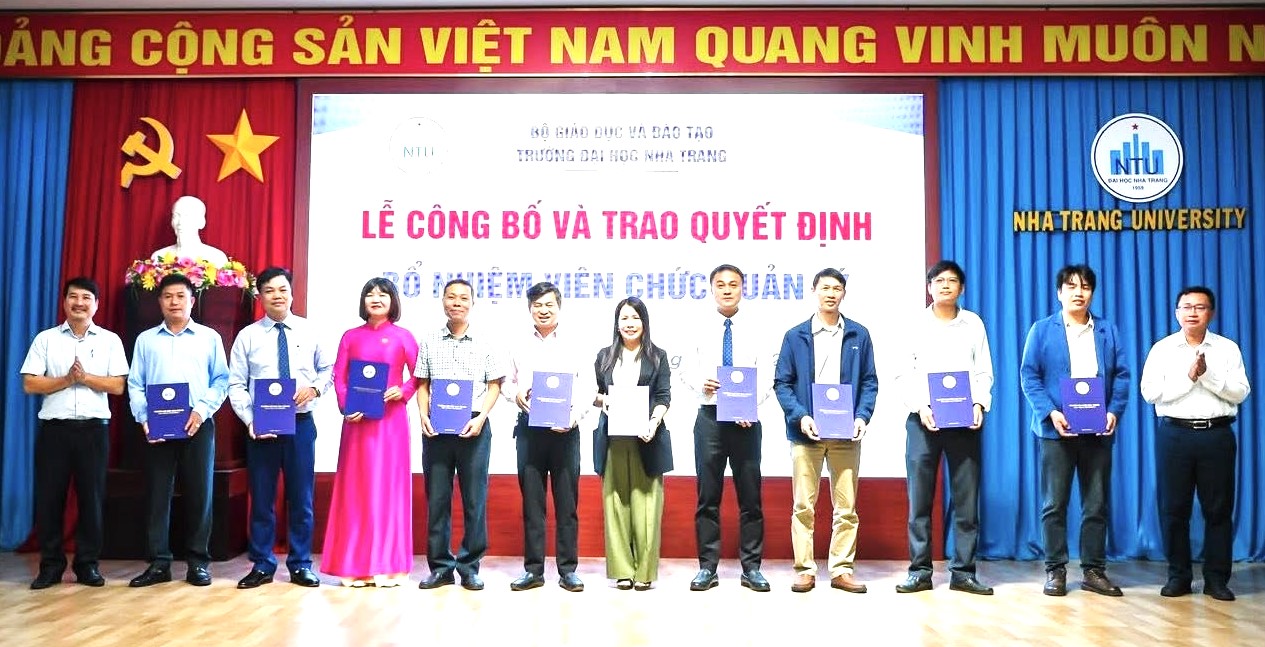 TS.Trần Thị Mỹ Hạnh (áo dài hồng sen) chính thức nhận Quyết định Giám đốc Trung tâm Đổi mới sáng tạo NTU
