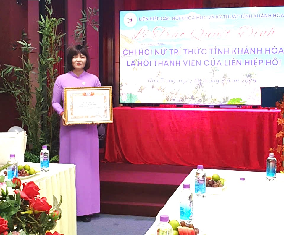 TS.Trần Thị Mỹ Hạnh, Chi hội phó Chi hội Nữ Trí thức Khánh Hòa, được nhận Bằng Khen của Hội Nữ Trí thức Việt Nam