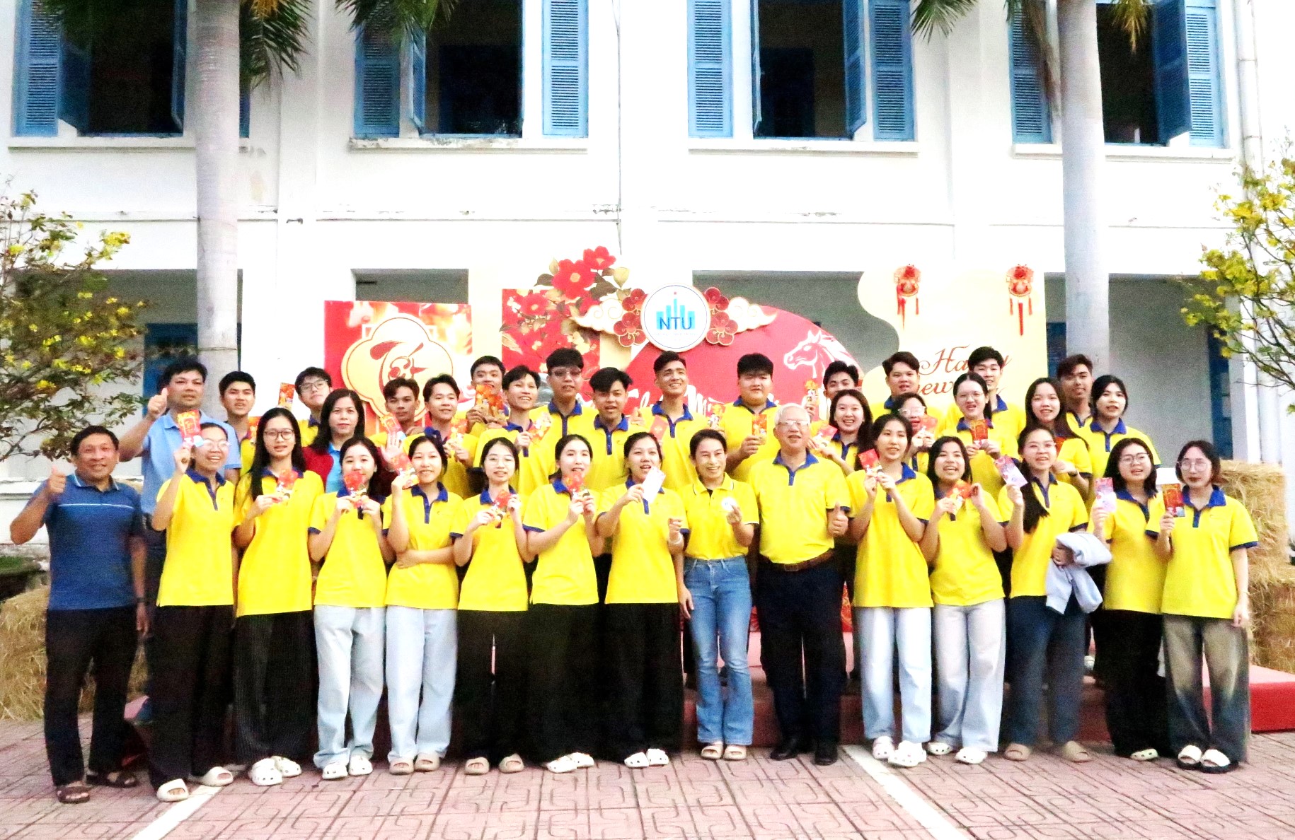 225 sinh viên lần lượt được nhận lì xì Tết từ nhà trường.